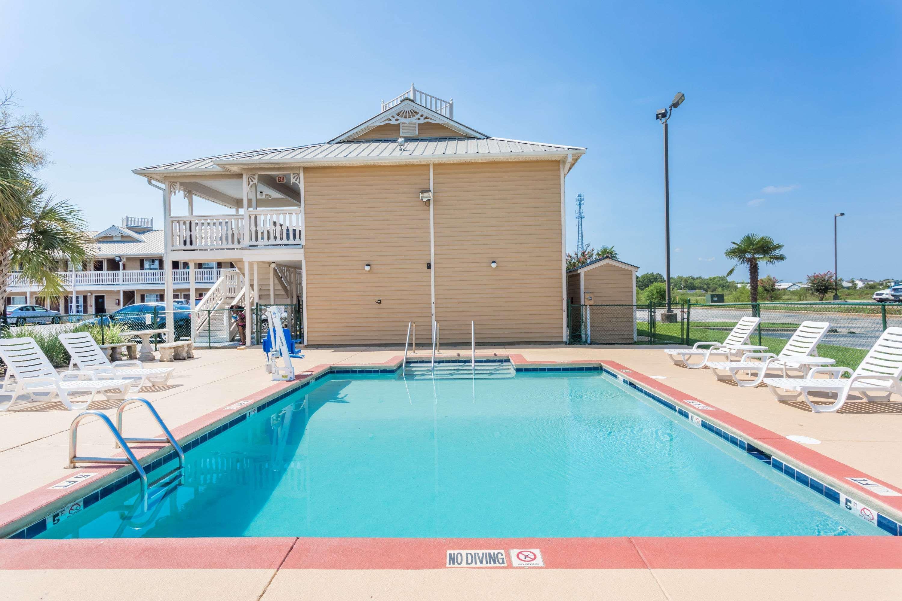 Super 8 By Wyndham Foley Motel Exterior photo