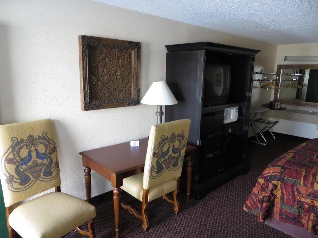 Super 8 By Wyndham Foley Motel Exterior photo